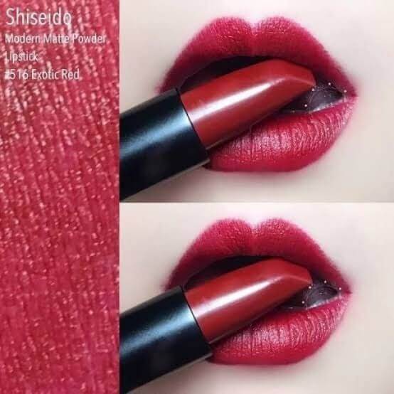 Shiseido Modern Matte Powder Lipstick #516 Exotic Red 2.5 g. เนื้อแมตต์ไม่มันวาว ไม่ทำให้ริมฝีปากแห้งแตก ผสานส่วนผสมของน้ำมัน และแว็กซ์คุณภาพช่วยคงความชุ่มชื้นให้ริมฝีปากสวยเนียนนุ่ม ได้รับการทดสอบการแพ้ว่าปลอดภัยแม้แต่ผิวบอบบางแพ้ง่าย  สีสุดฮิตที่ใครทาก็สวย!!